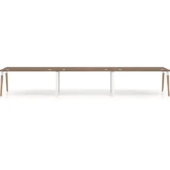 Mesa de oficina en continuidad Arki triple, patas de madera, fondo 80cm