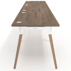 Mesa de oficina en continuidad Arki triple, patas de madera, fondo 80cm
