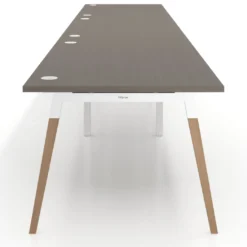 Mesa de oficina en continuidad Arki triple, patas de madera, fondo 100cm
