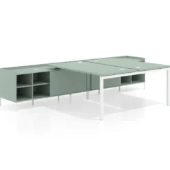 Mesa multipuesto con pedestal estantes Kube, encimera única, estructura blanca